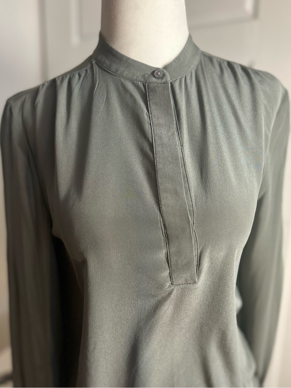 Club Monaco 100% Silk Gray Long Sleeve Blouse XS